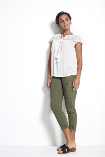 Bluse med kapærmer med blonde